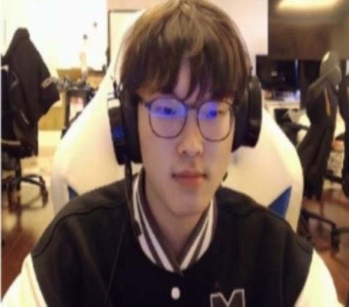 韩网吃瓜BLG商K晒Bin过去的照片:希望Bin也发点动态自证一下