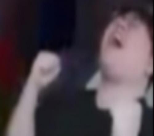 太激情了T1推掉AL基地Wolf直播振奋双臂激情欢呼