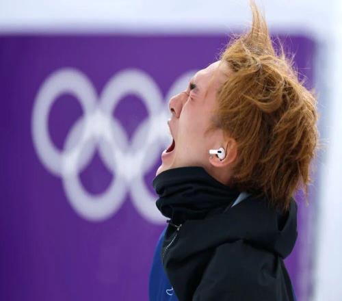 “手機致傷”，滑雪比賽為啥非得帶手機