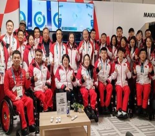 中國(guó)殘聯(lián)主席程凱一行在意大利科爾蒂納觀賽并看望殘疾人運(yùn)動(dòng)員