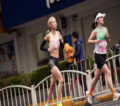 特寫女子半馬的跑道，可不只是美麗的風景線