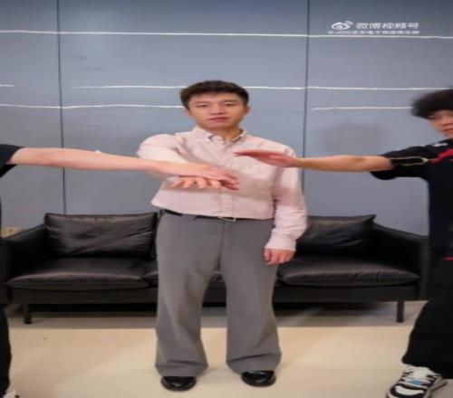 玩尬的JDG俱樂(lè)部賽后更新社媒：廠長(zhǎng)和隊(duì)員合拍加油視頻
