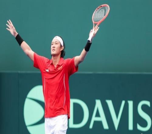 張之臻連續(xù)作戰(zhàn)勇奪兩勝，助中國隊(duì)晉級戴維斯杯世界組