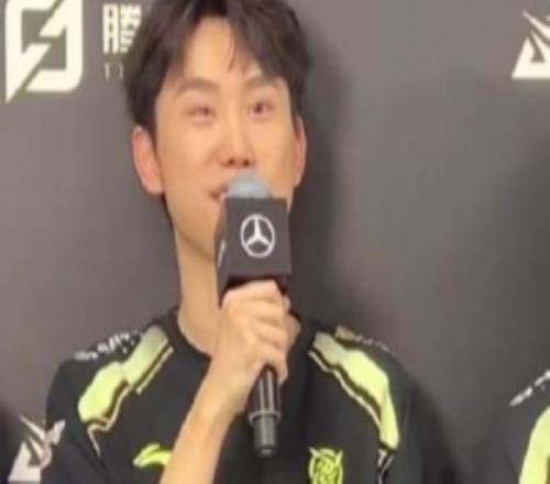 媒体人看doinb采访：最后红着眼眶不出意外明年回归直播和家庭了