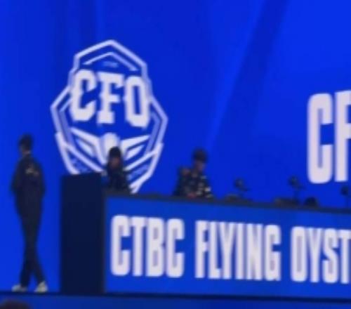 T1不敵CFO后Faker在電腦前短暫反思隨后一個(gè)人離場(chǎng)