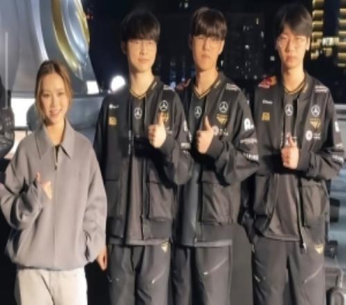 鄧紫棋與T1全隊(duì)合影，緊挨Faker占據(jù)C位，表示很開心來唱主題曲