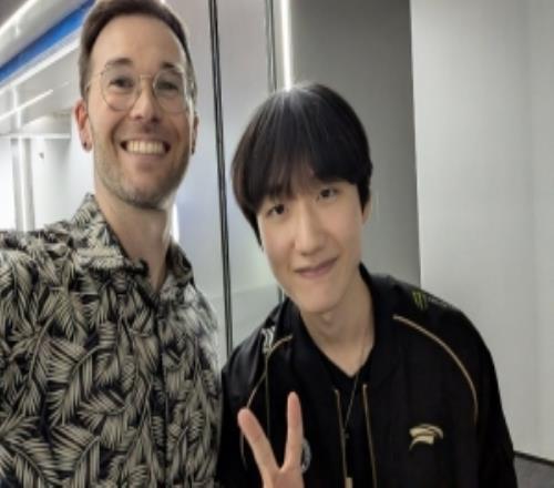 LCS解說Kobe：雖然Peanut碾壓了我隊(duì)，但我和他合影啦