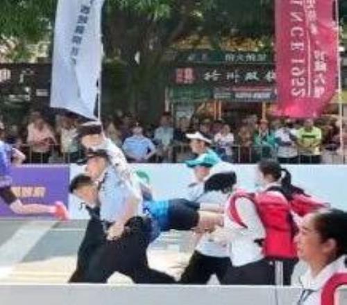 廣西梧州半馬一選手被抬著沖過終點，工作人員回應(yīng)