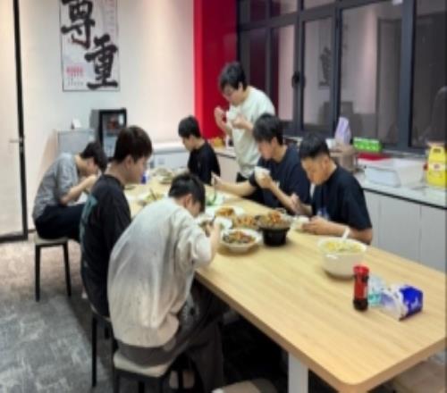 JDG分享隊員晚飯聚餐照片：GALA有了減脂餐搭子讓我們找找看是誰