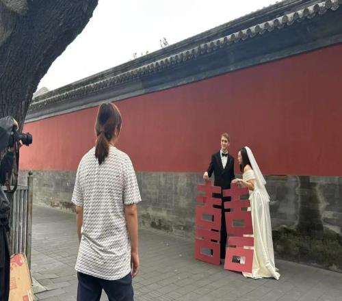 祝福，瑞典乒乓球选手卡尔伯格和德国选手万远在北京拍婚纱照