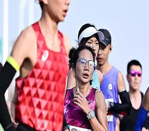 大眾一姐二姐首次馬拉松同場(chǎng)，從朱卿黃雪梅半馬分段配速表看狀態(tài)得失