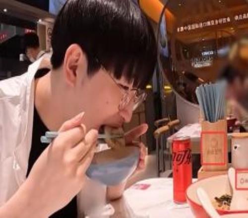 GEN也干了!GEN发布花絮Duro探店小杨生煎此前Bwipo场间食用遭让二最三