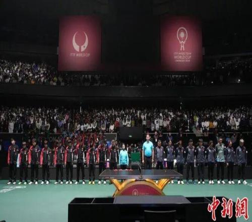 混团世界杯开赛前，为香港遇难同胞默哀