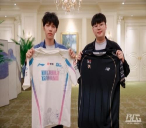 BLG俱樂部分享照片：ON與KT輔助選手Peter互換隊(duì)服