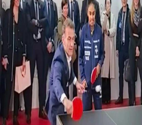 馬克龍與王楚欽、孫穎莎等打乒乓球