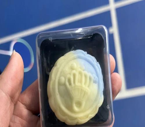 第一批回縣城開球館的羽球人，卷瘋了