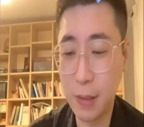 王多多：TES英雄被擊殺時(shí)現(xiàn)場(chǎng)響起非常響的聲音，那一刻有點(diǎn)麻了