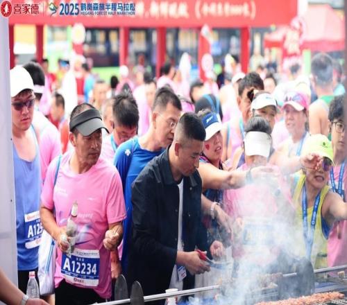 2025鶴崗森林半程馬拉松舉行，六千余名選手奔跑在天然氧吧中