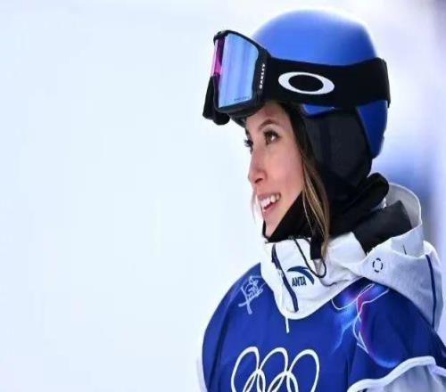 雪上綻鋒芒冰場(chǎng)啟新程谷愛(ài)凌坡面障礙摘銀