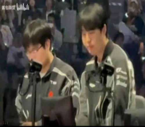 S15半決賽TES落敗現(xiàn)場：Hang拍了拍Kanavi的肩膀表示安慰