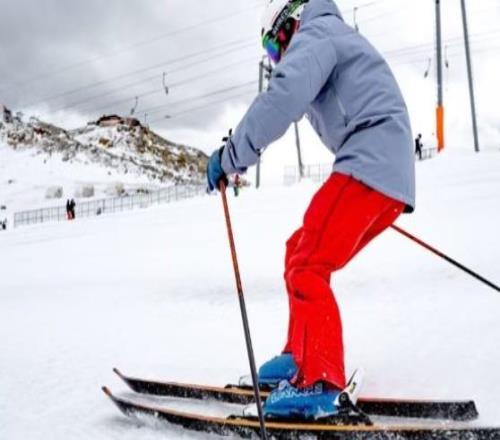 英國滑雪男的新“標(biāo)配”雪場(chǎng)隱秘陪伴服務(wù)，真相沒那么簡單