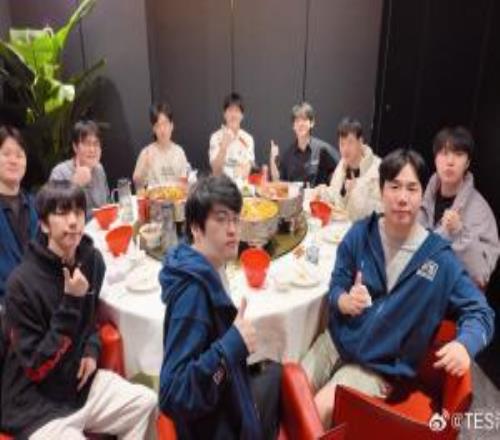 TES工作人员分享赛后聚餐合照:八强啦,孩子们先吃饭吧