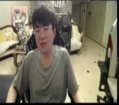 装起来了!姿态:不就从那个球里面开两张纸出来吗有什么好吹的