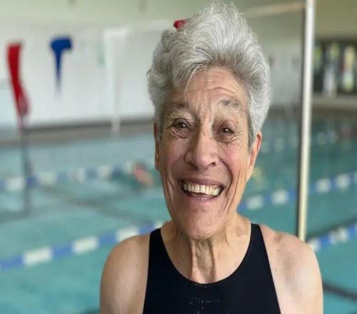 95歲“泳”士破5項(xiàng)世界紀(jì)錄！她的人生信條：游完泳，感覺(jué)哪兒都能去