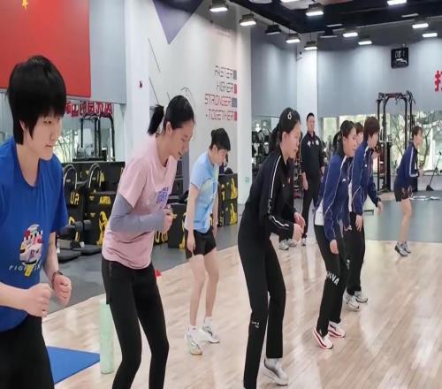 國乒冬訓(xùn)曝光！孫穎莎長跑王楚欽沖刺，王曼昱一臉嚴(yán)肅蒯曼歡笑