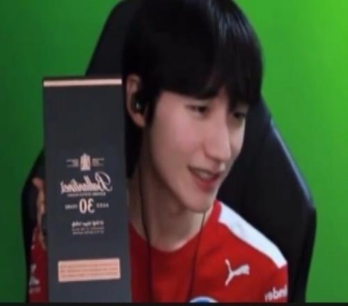 Peanut直播展示Lehends送的禮物：百齡壇威士忌