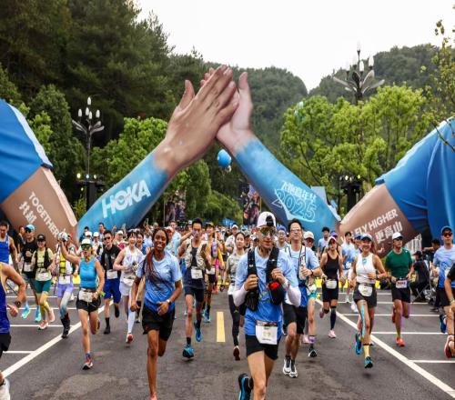 “臟”也過癮！2025HOKA飛跑嘉年華集結兩千跑者并肩開野