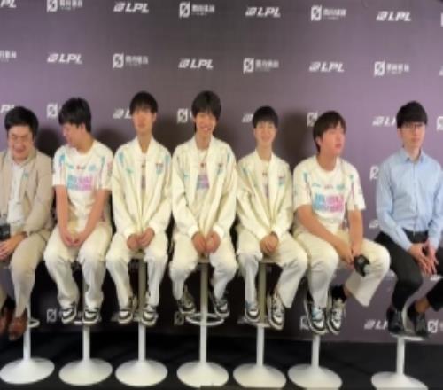 教練組內部不和BLG賽后群訪時Easyhoon教練特意將椅子拉離選手