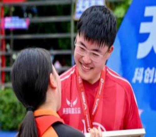 中国慈善家杂志分享Uzi故事：“只要你想,就能帮到一些需要的人”