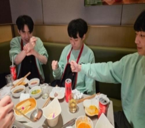 DK三人组聚餐:由衷感谢安排周全的RiotLCKLPL以及中国安保人员