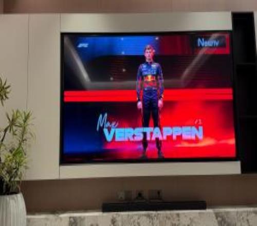 汽車人！F1收官戰(zhàn)阿布扎比大獎賽開賽在即米勒曬出維斯塔潘附文：dududu