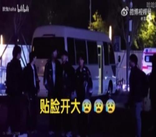 直接贴脸开大BLG选手离场时有男粉怒喷:解散吧!