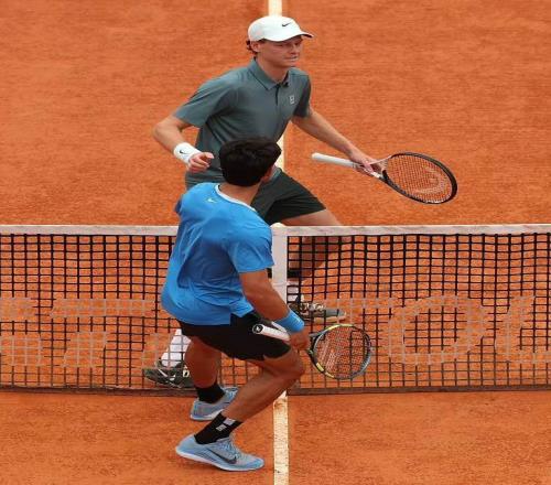 意大利名宿批評阿卡總是愛參加派對，而辛納一天12個小時都是網(wǎng)球