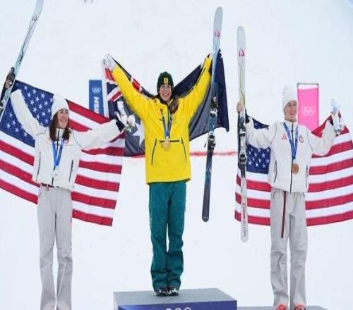 澳大利亞選手安東尼摘得自由式滑雪女子雙人雪上技巧金牌