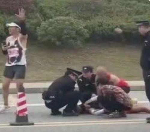 湖南一馬拉松選手暈倒，目擊者稱事發(fā)于賽道41公里處，不少選手都在沖刺，教體局：已送醫(yī)搶救