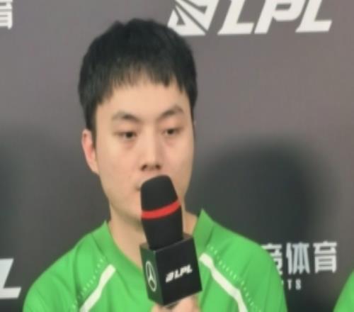 不解释下你飞那几波吗Light：第一局难结束时因为有人脱节了