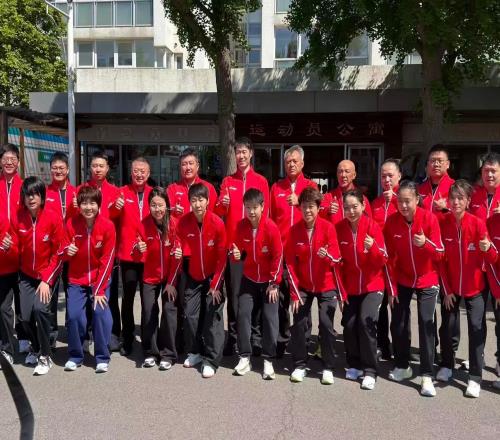 國乒出征世乒賽曝光！女乒合影孫穎莎C位，王楚欽戴黑框眼鏡很酷