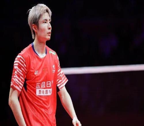 國(guó)羽率先鎖定總決賽五個(gè)四強(qiáng)席位，李詩(shī)灃受傷坐輪椅離場(chǎng)