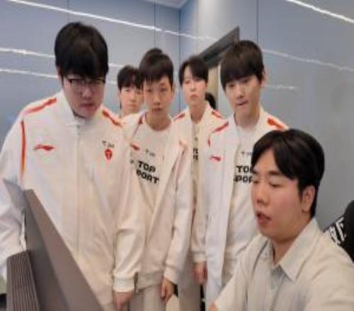 Homme：TES是一支對線落后就很難翻盤的隊(duì)伍，所以我傾向選擇前期陣容