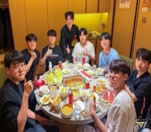 T1官方晒照:全队聚餐中
