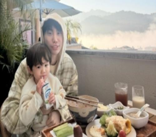 doinb分享帶娃旅游照片：游客照+1