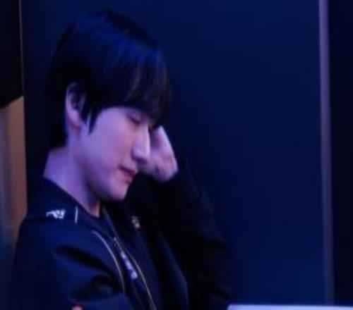 lolesports赛后更新照片:小花生Peanut在后台调整心情