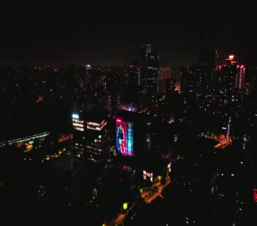 上海李宁中心外立面昨晚投放巨幅海报，庆祝杨瀚森进入NBA