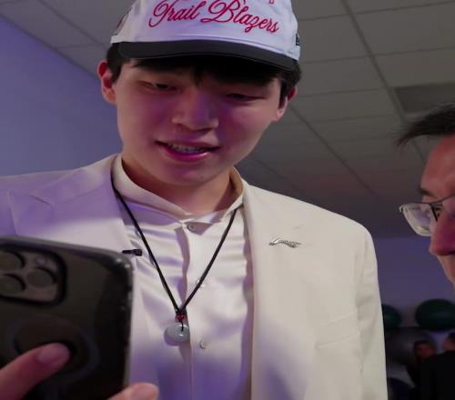 取得联系！杨瀚森和主帅比卢普斯视频通话：会好好训练的
