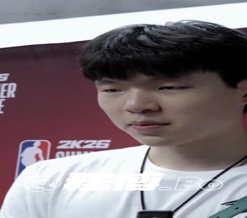 一个不够还要俩！如果遇到小萨怎么办杨瀚森：也要个签名合影！