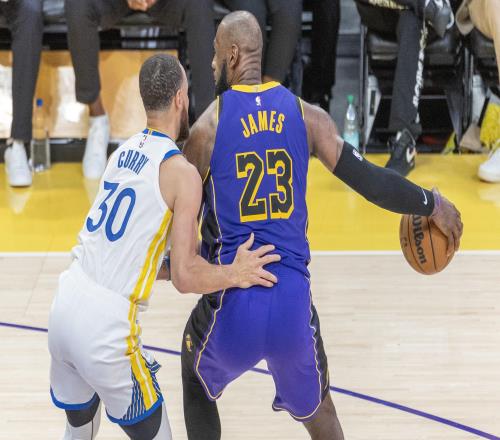 NBA生涯总薪资Top25：詹姆斯5.84亿力压库里KD第6东契奇第24
